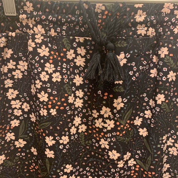 black pencil skirt with light pink flowers. Drawstring & small slits on the side - Picture 4 of 4